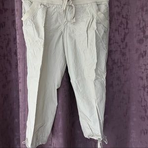 Beige/Cream color capri pant